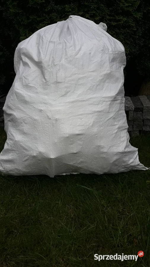 Suche drewno na rozpałkę do kominka ogniska