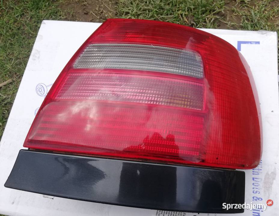 Audi a4 b5 lampy lampa tył pierwszy lift prawa Zagórz