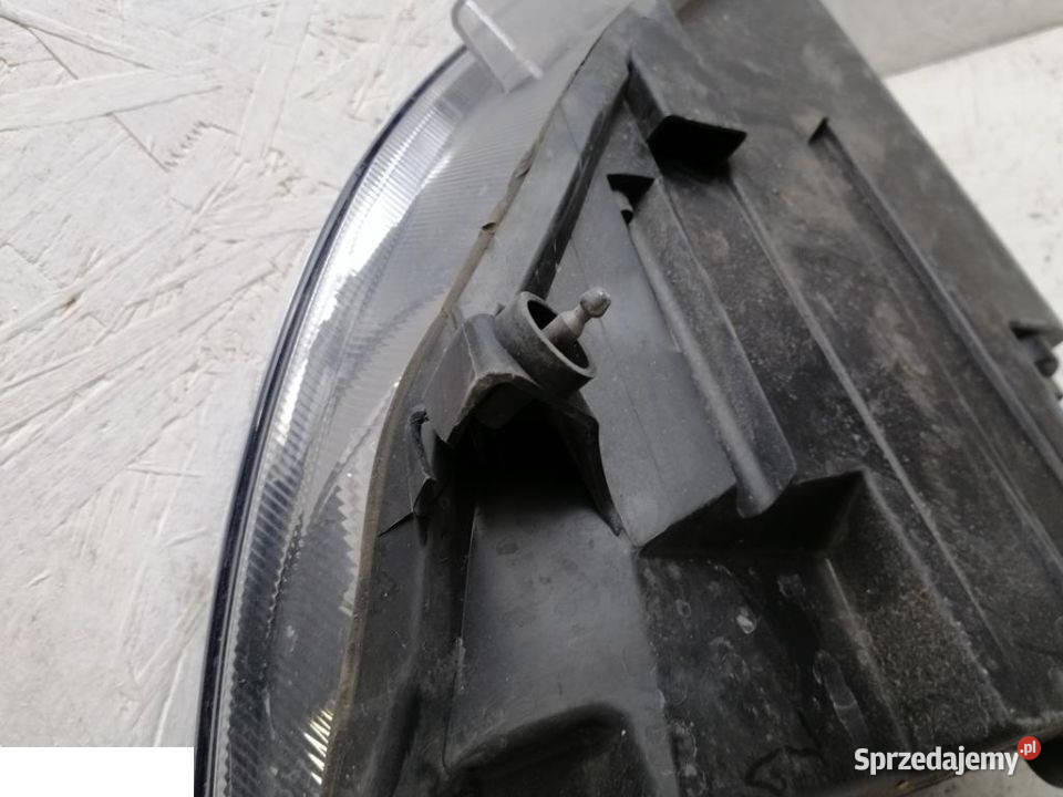 FORD FIESTA MK8 REFLEKTOR PRAWY PRZÓD Kozubszczyzna