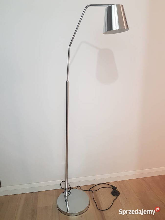 Lampa stojąca w kolorze srebnym