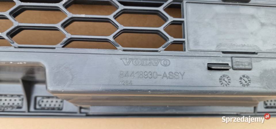 VOLVO FMX LISTWA ATRAPY GRILLA ZDERZAK 84418930 Bieleń