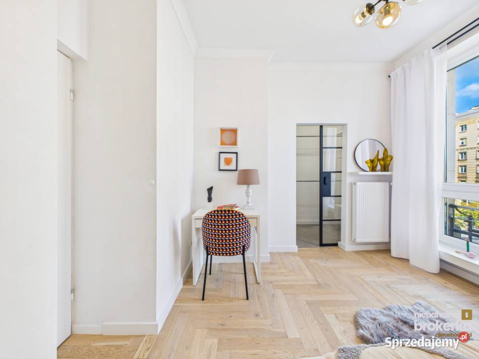 Wysokie mieszkanie w kamienicy które łączy miejsce parkingowe Warszawa