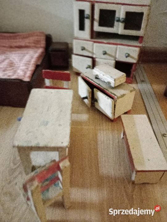 Przedwojenne mebelki do domu lalek