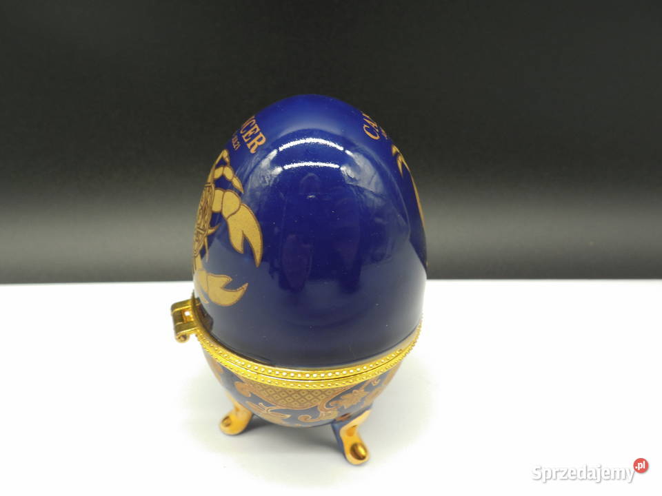 Szkatułka w kształcie jajka ozdobiona motywem Raszków