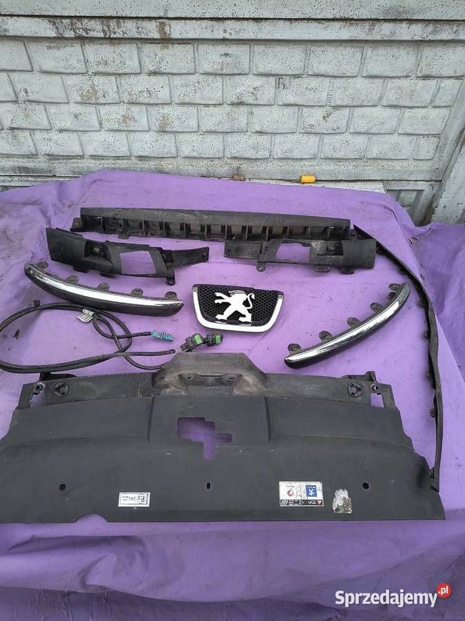 Sprzedam znaczek peugeot 407 i listwy Rok produkcji 2005