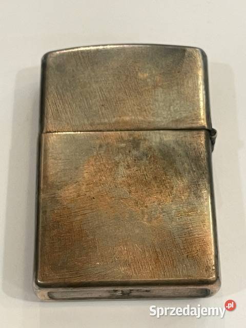 Zabytkowa zapalniczka benzynowa z okresu III