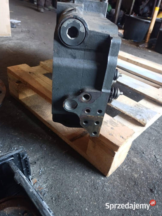 Claas Xerion Cat C9 głowica cylindrów 2134360 sprzedam