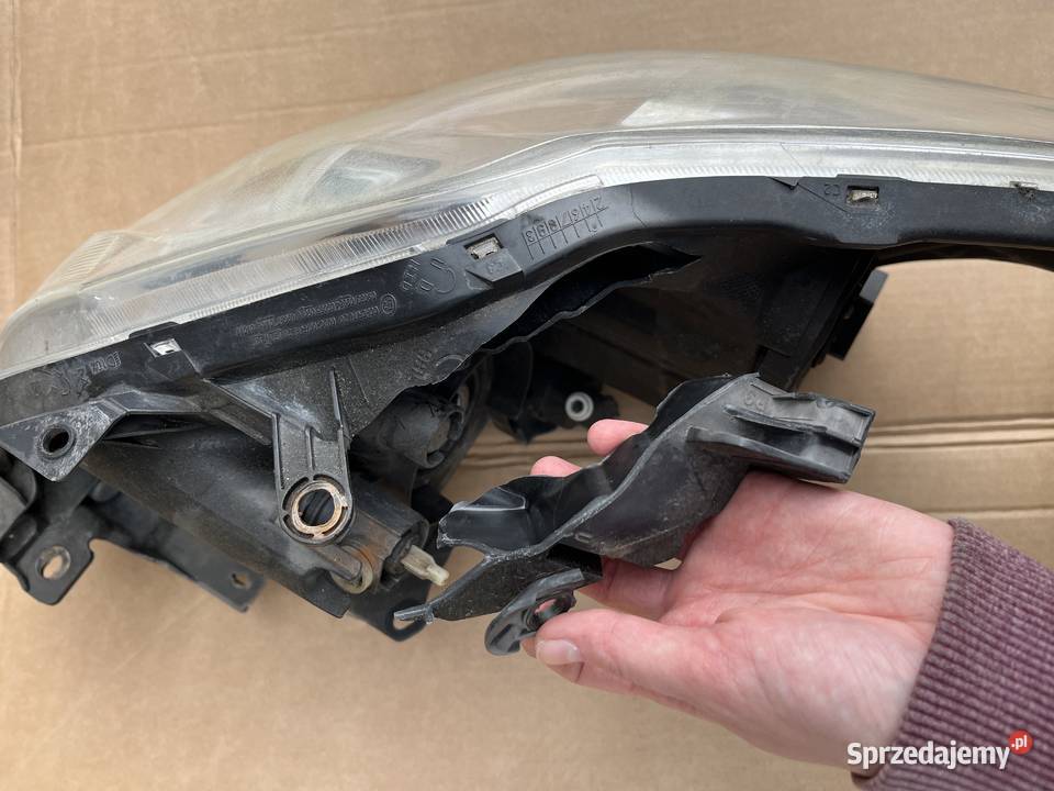 Lampa prawy przód Toyota Auris I LIFT 8111002A40 Oświetlenie