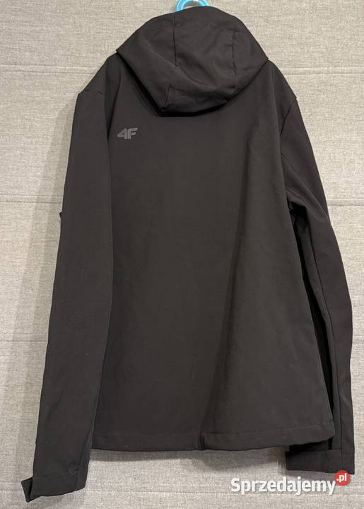 Damska czarna kurtka softshell z kapturem 4F Żyrardów