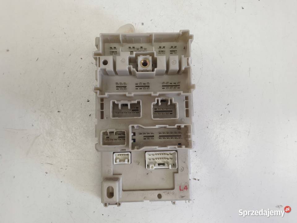 Toyota RAV4 II 20 d4d SKRZYNKA BEZPIECZNIKÓW