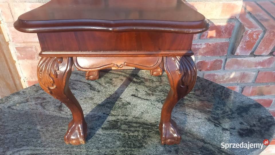 Drewniany stolik boczny w stylu Chippendale z Gawroniec