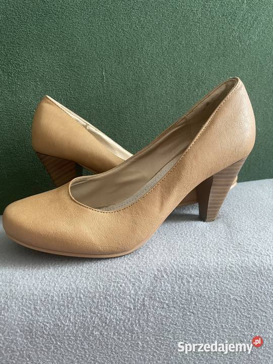 Kremowe buty na obcasie