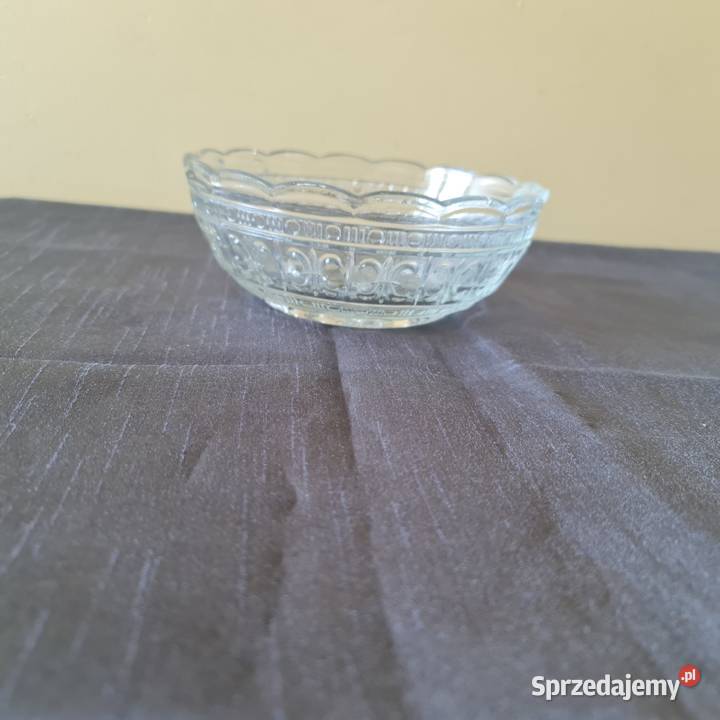 Salaterka z bezbarwnego szkła okres PRLu