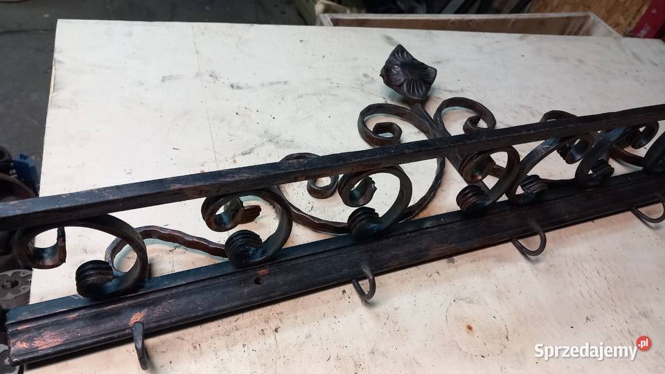 wieszak kuty ścienny kowalstwo artystyczne