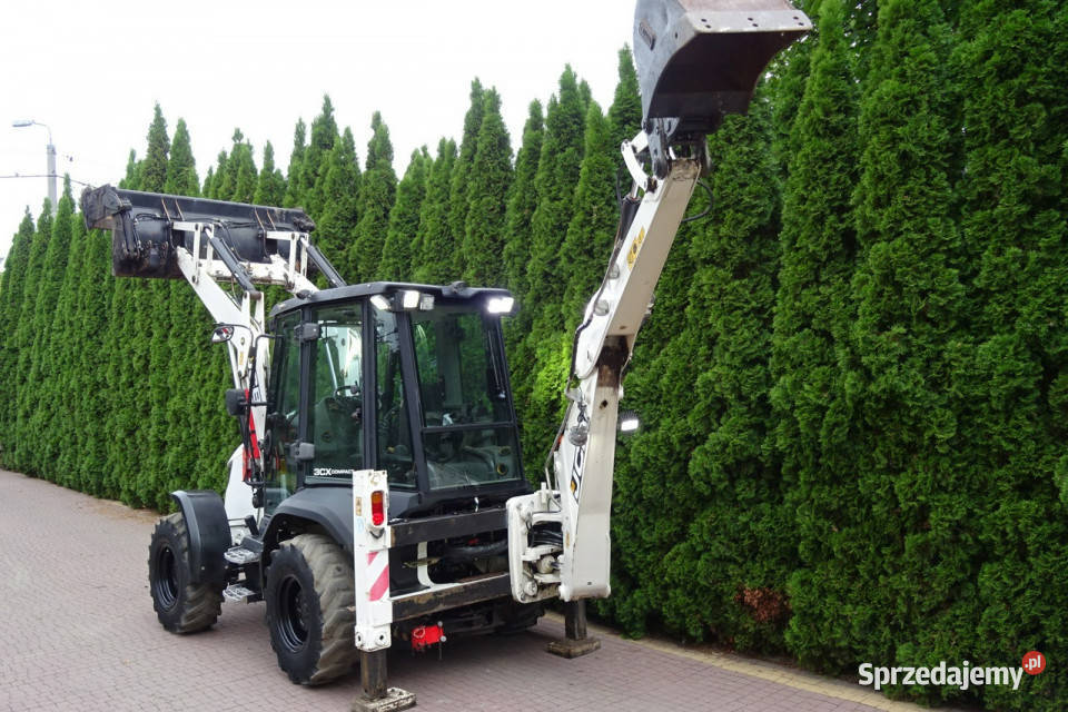 na równych kołach JCB 2CX 3CX Koparkoładowarka mazowieckie Góra Kalwaria