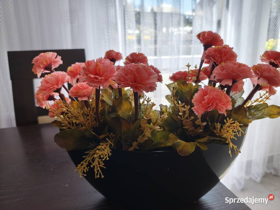 Goździki sztuczne w czarnej osłonce Dębica