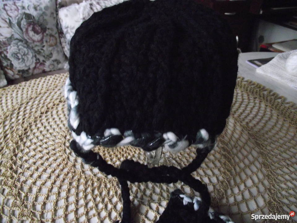 CZARNA CIEPŁA CZAPKA Z APLIKACJĄ rękodzieło Piła