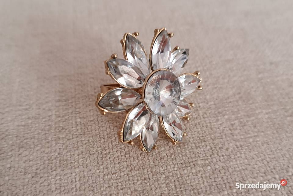 Duży pierścionek kwiat białe cyrkonie rozmiar sprzedam