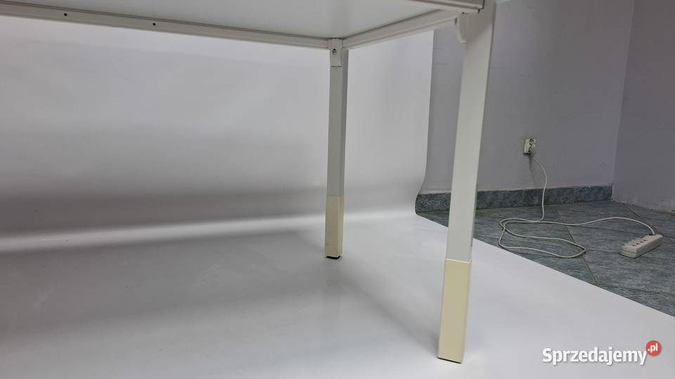 Biurko proste Kinnarps 140x80 białe z gniazdem Poznań