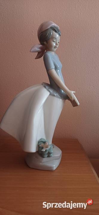 Porcelanowa dziewczynka z książką Olsztyn