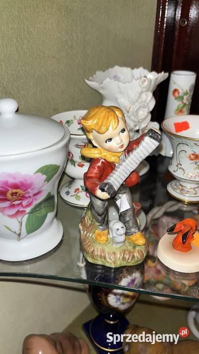 Figurka chłopca z pieskiem i z akordeonem