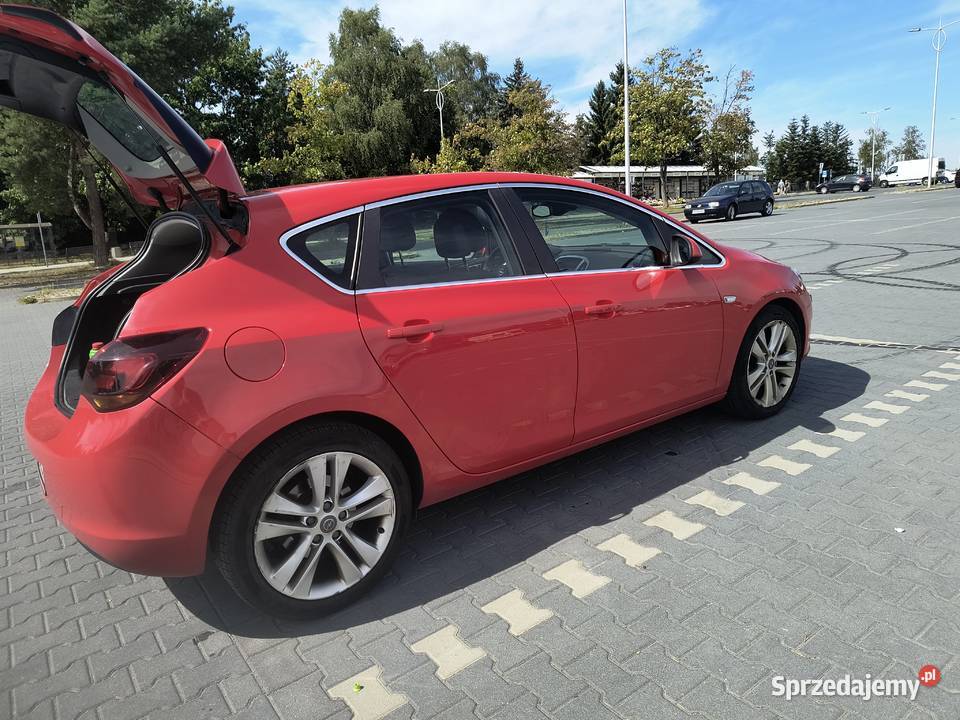 Opel astra j 2010 16 180 turbo mały przebieg Kielce sprzedam