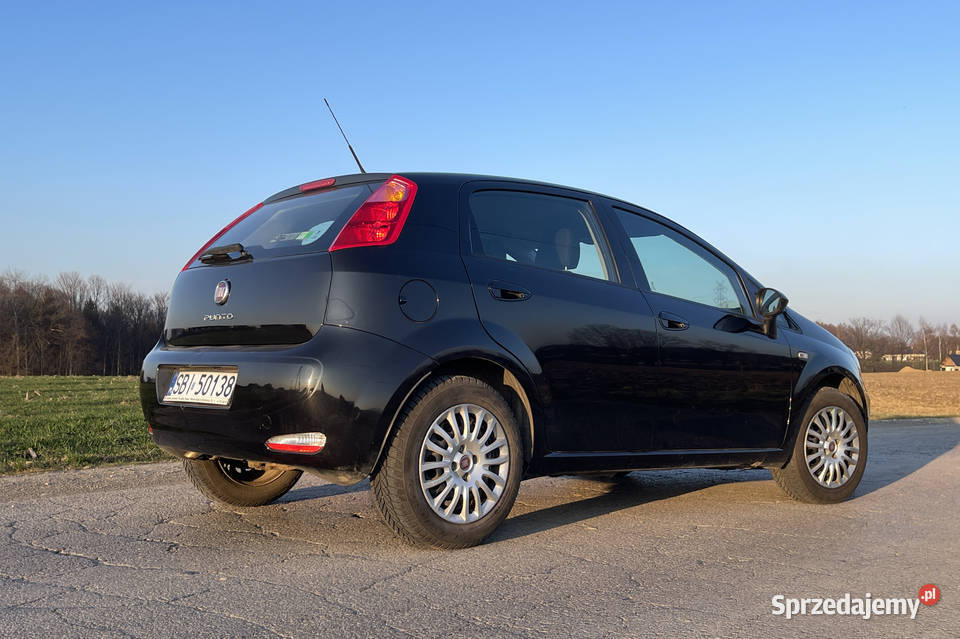 Samochód Fiat Punto 14 77 czarny mały przebieg