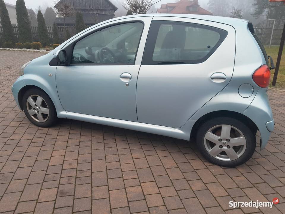 Toyota Aygo 10 Benzyna Klima Stan Dwie sztuki Rok produkcji 2005 Hutki