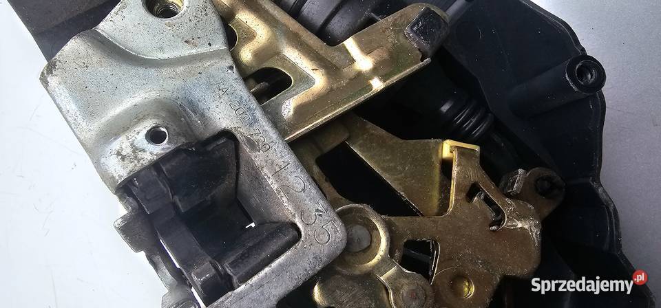 Zamek drzwi prawy przód mercedes w202 2027201235