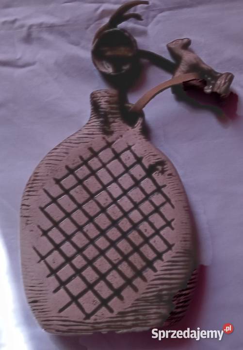 Ceramiczna karafka ze zdobieniami o tematyce wielkopolskie