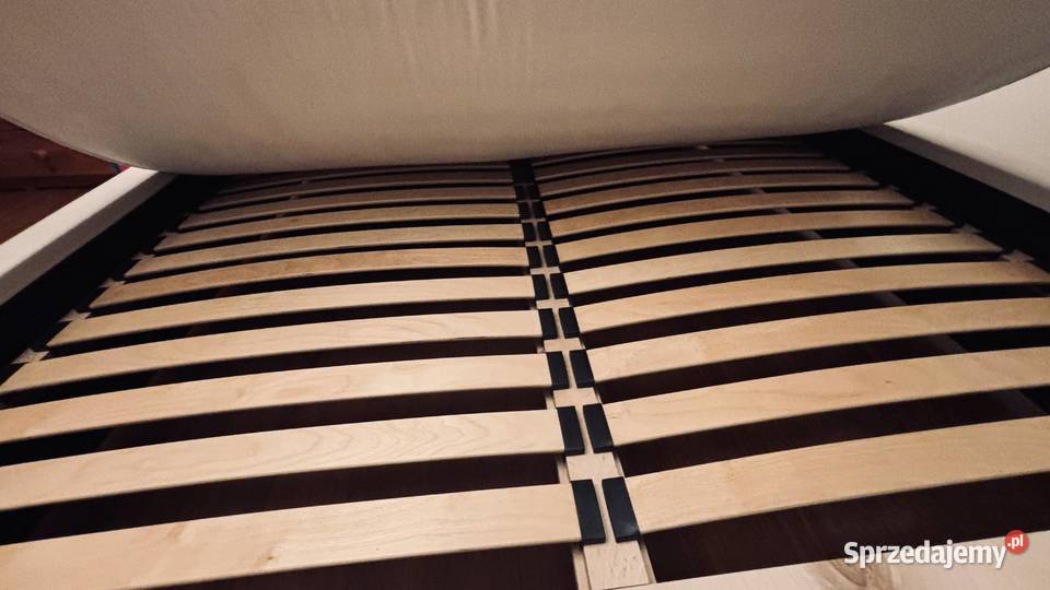 Białe łóżko glamour 160x200 tapicerowane ze Tychy