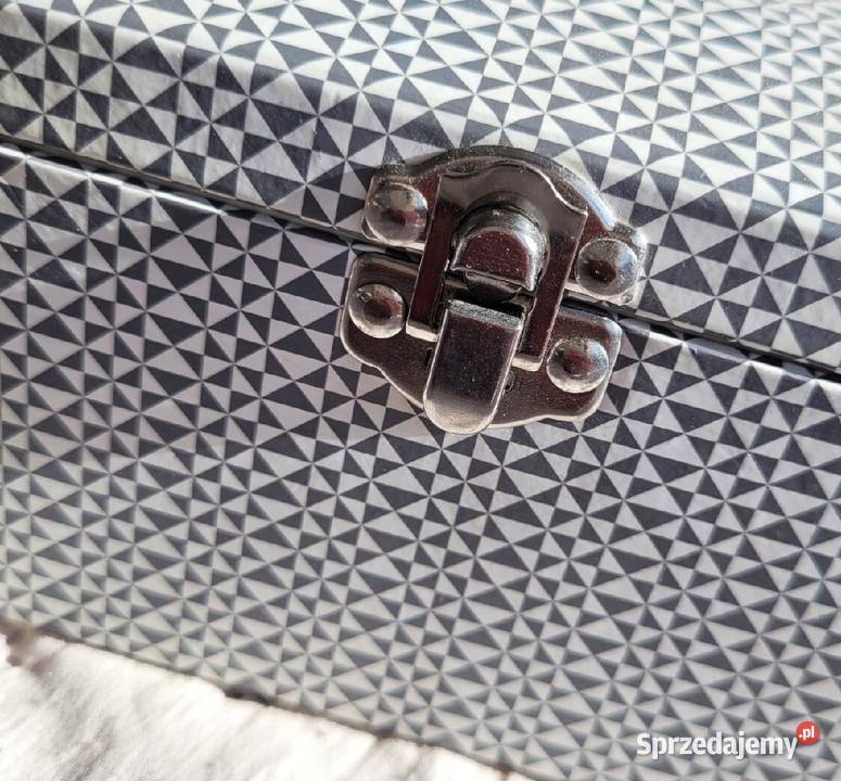 Pudełko szkatułka puzderko do przechowywania