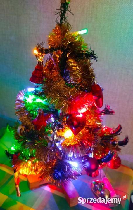 Mała sztuczna choinka z bombkami i oświetleniem łódzkie