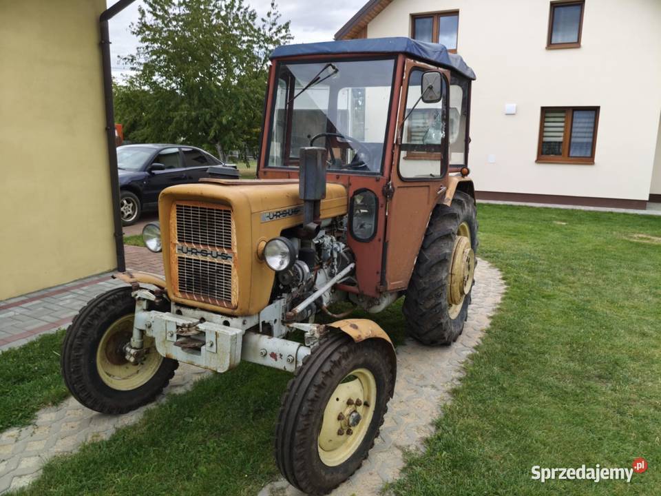 Traktor URSUS C330 z kabiną w jednych rękach