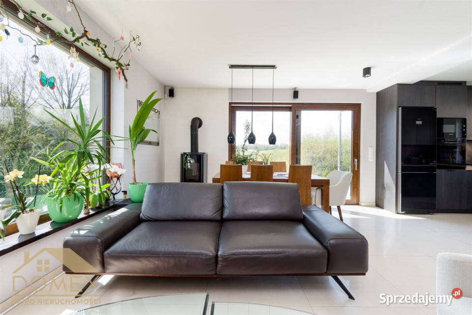 Sprzedaż domu wolnostojącego 242m2 Wieszczęta