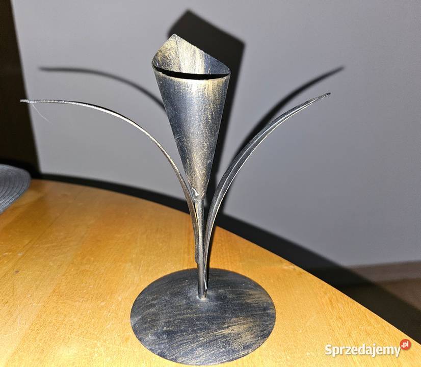 Świecznik PRL tulipan metal kolor stare złoto małopolskie