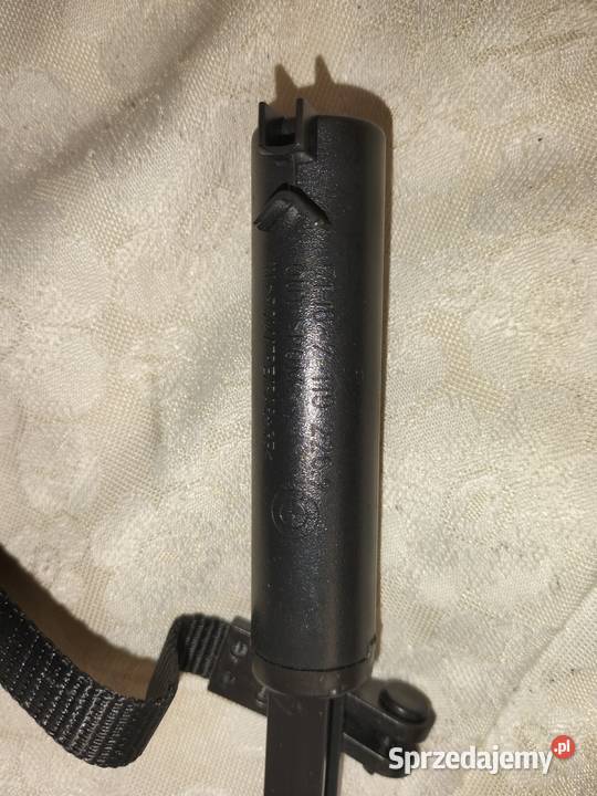 Siłowniki schowka przedniego BMW E60 E61 osobowe Poręba