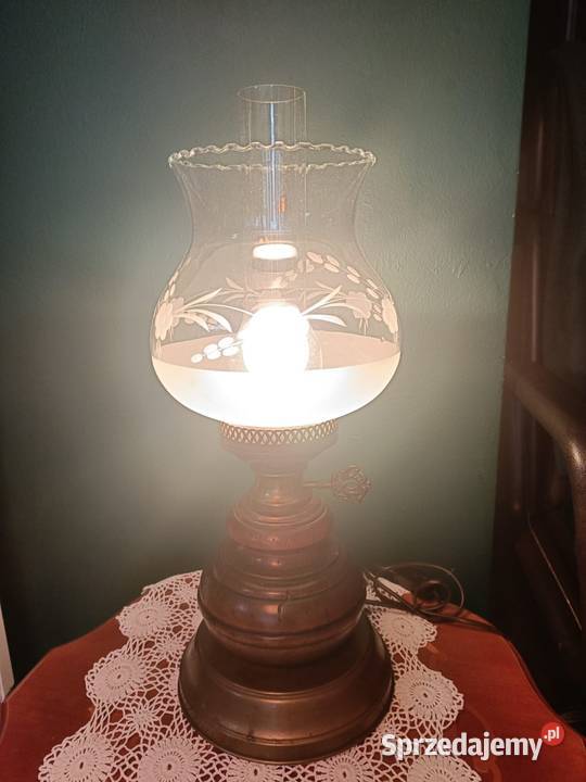 Lampa stołowa stylizowana na naftową drewno i Góra
