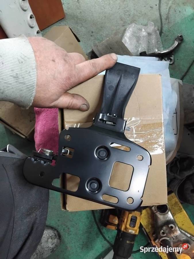 ZAMEK RYGIEL MASKI POKRYWY SILNIKA AUDI A4 B8 A5 Adamin