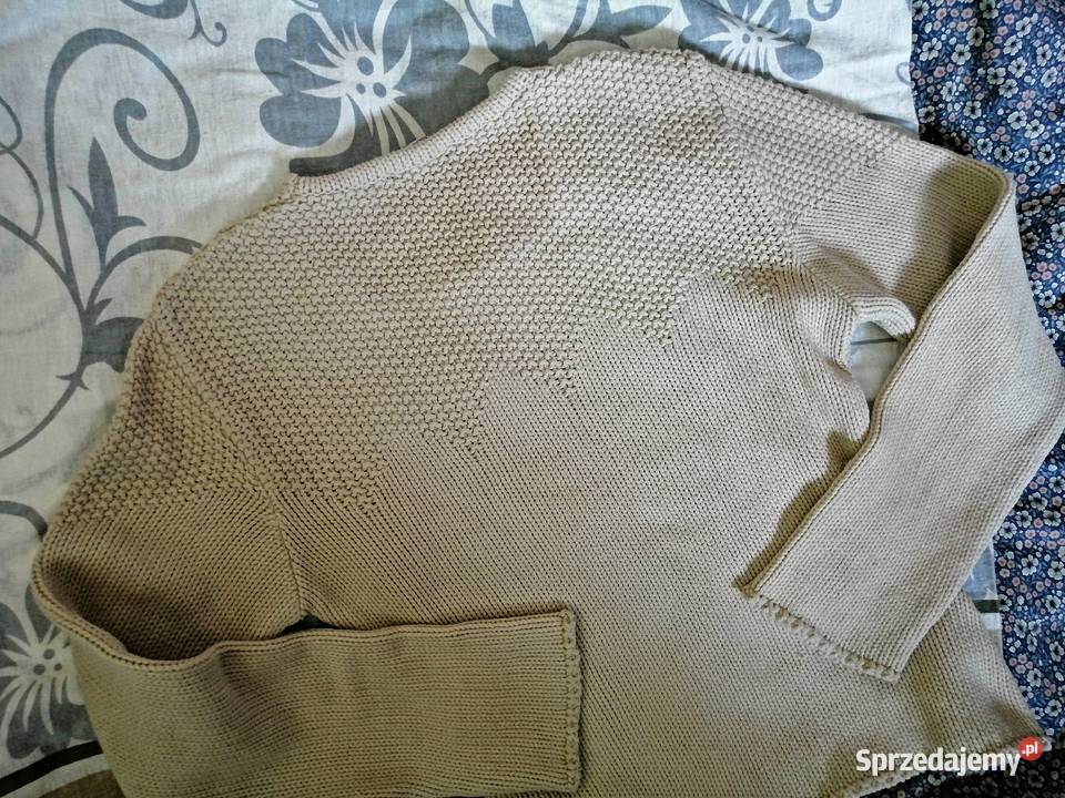 Beżowy sweter z delikatnymi cekinami dekolcie Tk Leszno