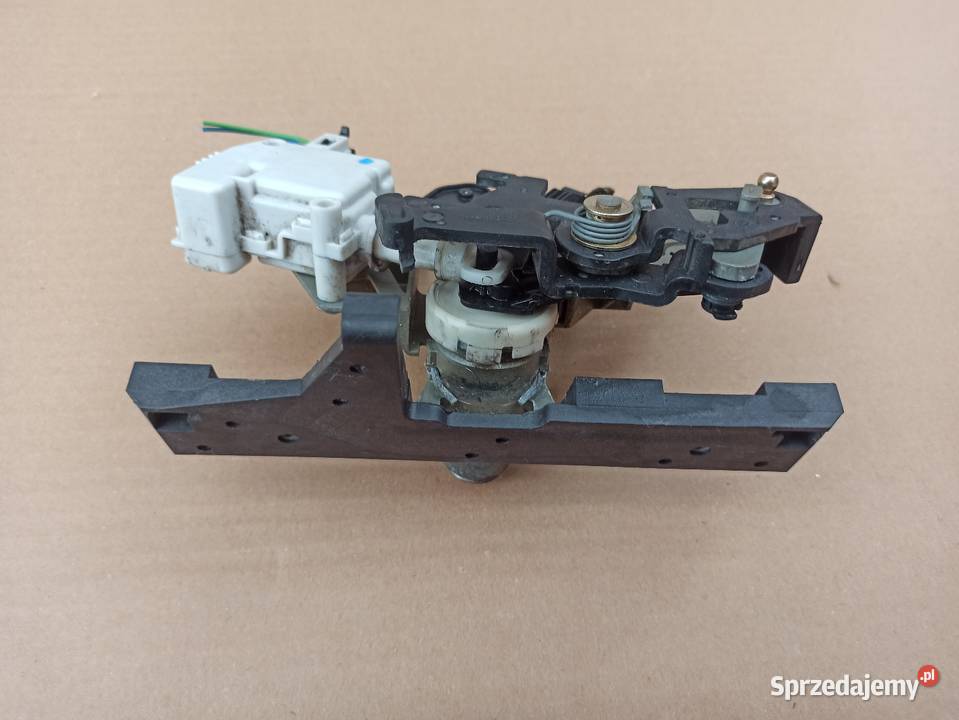 VW PASSAT B5 zamek klapy bagażnika 3b0827297 Bolesławiec