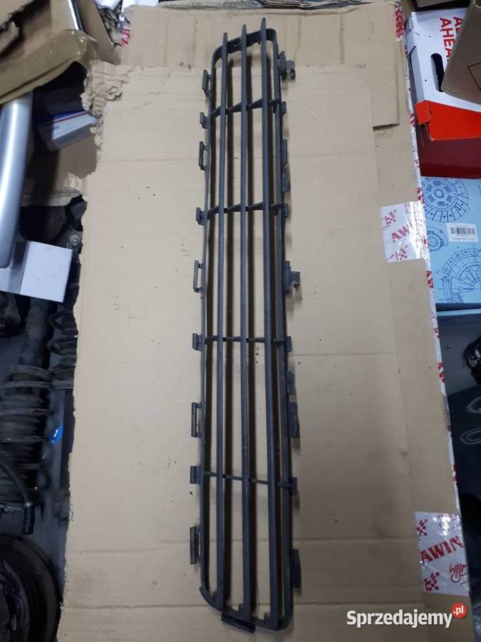 Kratka środkowa zderzaka Avensis T25 Sandomierz sprzedam