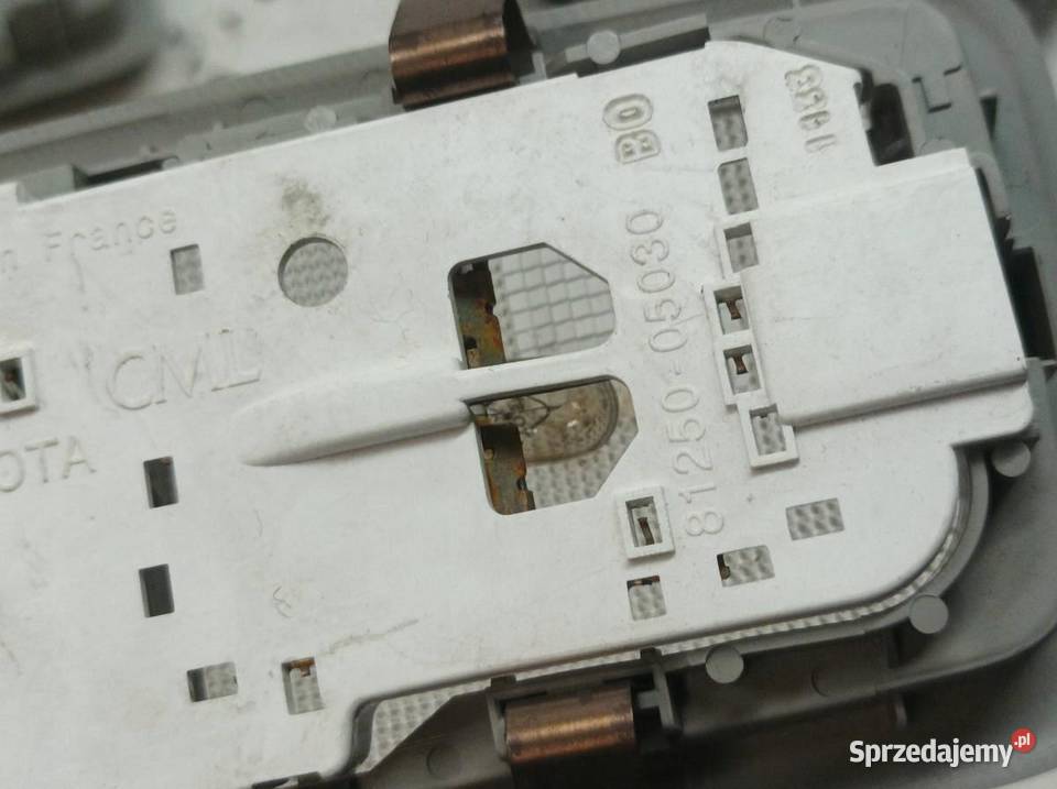 LAMPKA PODSUFITKI KOMPLET T27 8125005030 Toyota Rok produkcji 2011 sprzedam