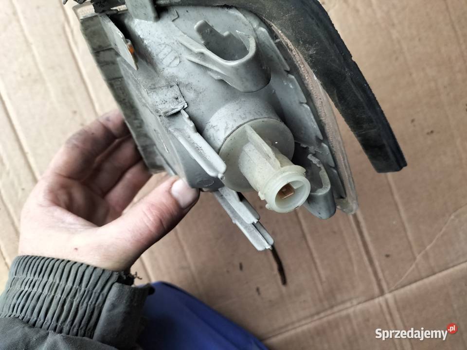 AUDI 80B4 KIERUNKOWSKAZ MIGACZ PRAWY osobowe lubelskie Kamień-Kolonia