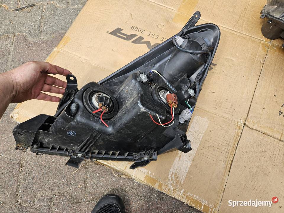 LAMPA PRAWA PRZEDNIA PRZÓD TOYOTA COROLLA VERSO