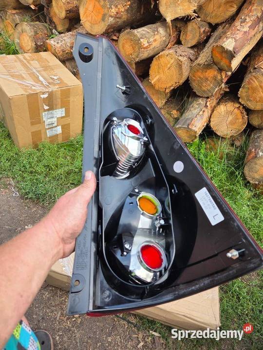 Lampa lewa lewy tył tylna Peugeot 107 1607990580 Lampy tylne