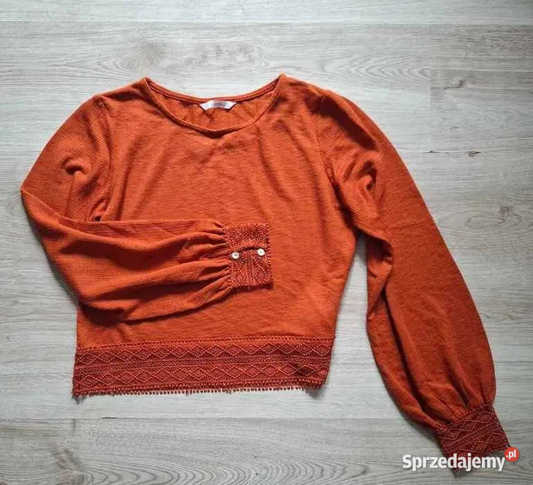 Pomarańczowa lekka jesienna bluzka z koronką