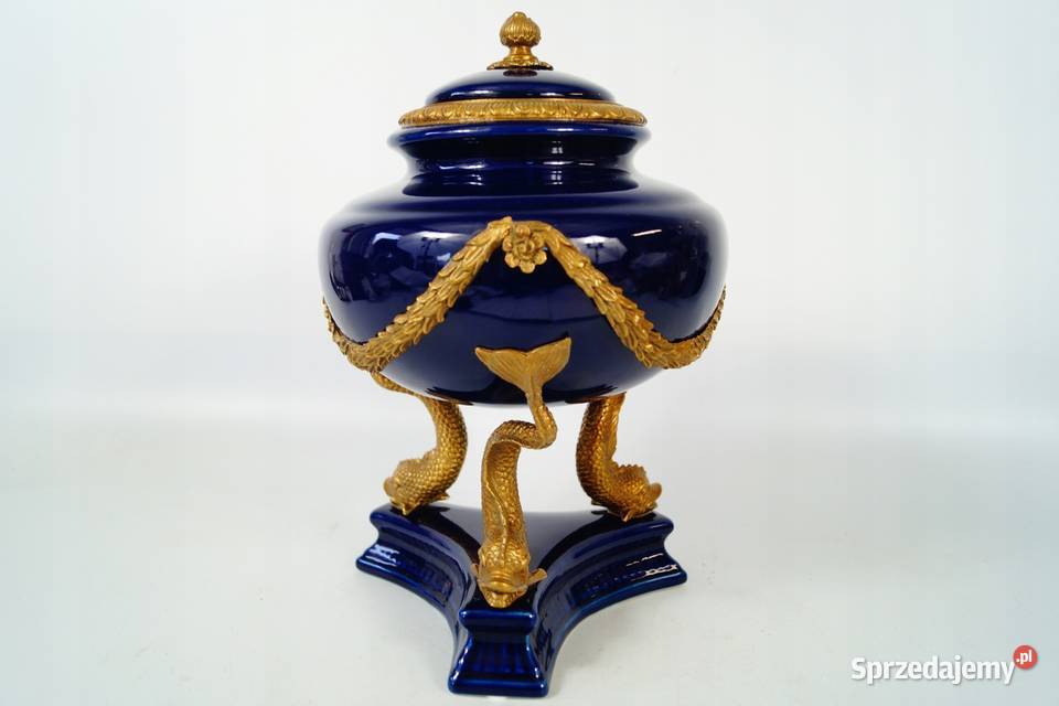 Porcelanowa Kobaltowa bomboniera okuta brązem Gizałki