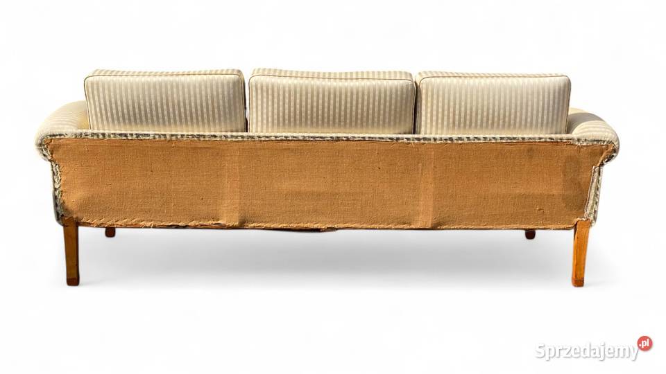 Jasna sofa trzyosobowa vintage na zwężanych Gryfice
