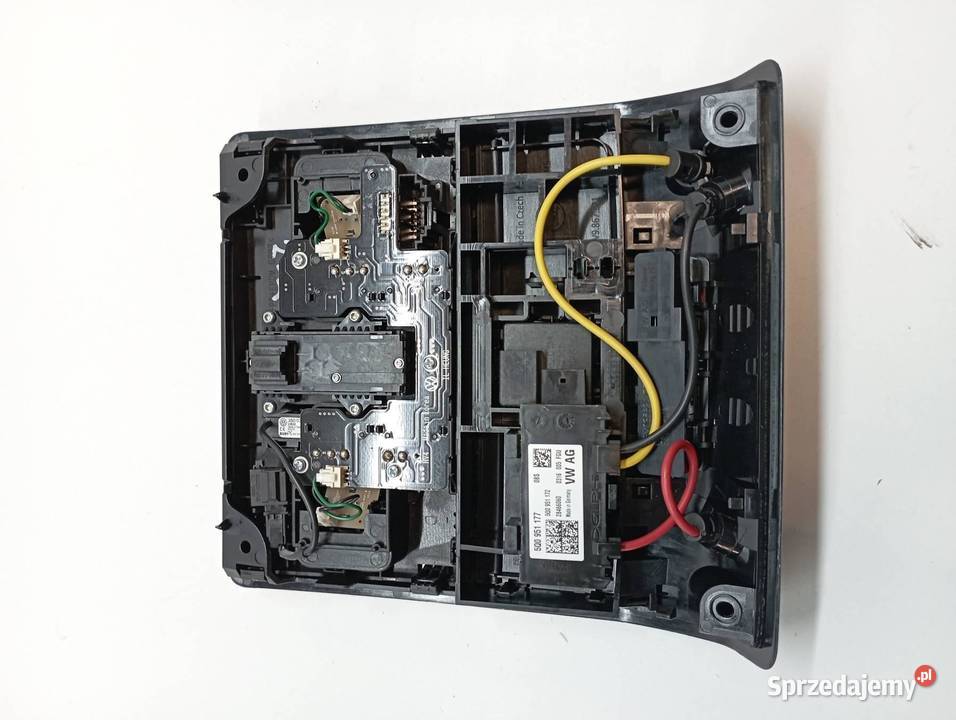 LAMPKA PODSUFITKI CZARNA 5Q0951177 Skoda Superb